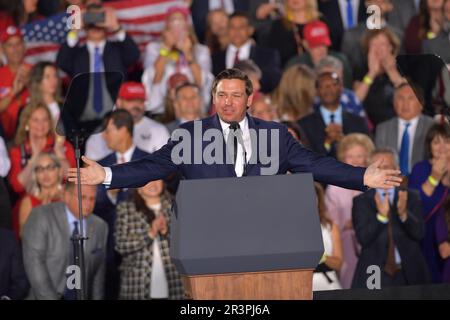 MIAMI, FLORIDA - FEBRUAR 18: GOUVERNEUR Ron DeSantis und Präsident Donald Trump und First Lady Melania Trump nehmen am 18. Februar 2019 an einer Kundgebung an der Florida International University in Miami, Florida, Teil. Präsident Trump sprach über die anhaltende Krise in Venezuela. Menschen: Gouverneur Ron DeSantis Stockfoto