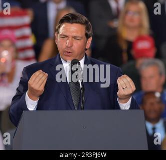 MIAMI, FLORIDA - FEBRUAR 18: GOUVERNEUR Ron DeSantis und Präsident Donald Trump und First Lady Melania Trump nehmen am 18. Februar 2019 an einer Kundgebung an der Florida International University in Miami, Florida, Teil. Präsident Trump sprach über die anhaltende Krise in Venezuela. Menschen: Gouverneur Ron DeSantis Stockfoto