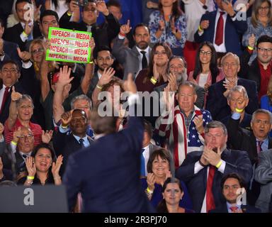 MIAMI, FLORIDA - FEBRUAR 18: GOUVERNEUR Ron DeSantis und Präsident Donald Trump und First Lady Melania Trump nehmen am 18. Februar 2019 an einer Kundgebung an der Florida International University in Miami, Florida, Teil. Präsident Trump sprach über die anhaltende Krise in Venezuela. Menschen: Gouverneur Ron DeSantis Stockfoto