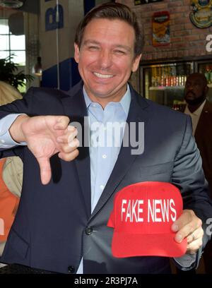 DELRAY BEACH, FL - 24. APRIL: Der Gouverneur von Florida, Ron DeSantis, gibt mit seinem Bier einen Toast ab, während er an der großen Eröffnungszeremonie und der Zeremonie zum Schneiden von Bändern für den Delray Beach Market, die von Menin präsentiert wird, teilnimmt. Der Delray Beach Market ist die größte Lebensmittelhalle, die jemals im Bundesstaat Florida am 24. April 2021 in Delray Beach, Florida, errichtet wurde. Personen: Gouverneur Ron DeSantis Stockfoto