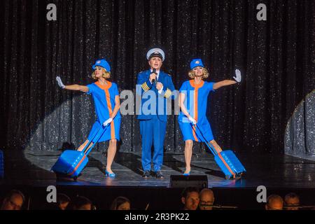 Tobias Bonn in All-Singing, All-Dancing Yiddish Revue von Barrie Kosky Stockfoto