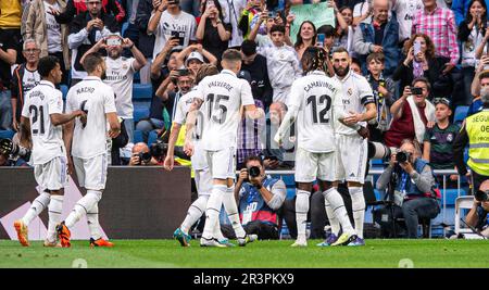 24. Mai 2023; Santiago Bernabeu Stadion, Madrid, Spanien, Spanisch La Liga Fußball, Real Madrid gegen Rayo Vallecano; Karim Benzema feiert, wie er in der 31. Minute das Eröffnungstor für 1-0 erzielt Stockfoto