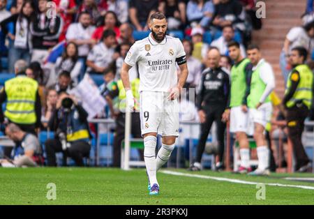 24. Mai 2023; Santiago Bernabeu Stadion, Madrid, Spanien, Spanisch La Liga Fußball, Real Madrid gegen Rayo Vallecano; Karim Benzema feiert, wie er in der 31. Minute das Eröffnungstor für 1-0 erzielt Stockfoto