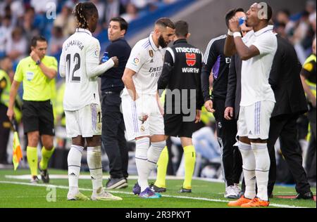 24. Mai 2023; Santiago Bernabeu Stadion, Madrid, Spanien, Spanisch La Liga Fußball, Real Madrid gegen Rayo Vallecano; Karim Benzema feiert, wie er in der 31. Minute das Eröffnungstor für 1-0 erzielt Stockfoto