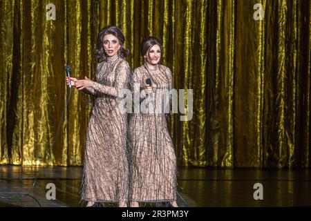 Ruth Bauer-Kvam und Katharine Mehrling in All-Singing, All-Dancing Yiddish Revue von Barrie Kosky Stockfoto