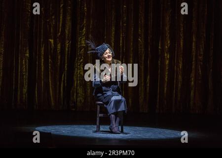 Helene Schneidermann in Barrie Koskys All-Singing, All-Dancing Yiddish Revue Stockfoto