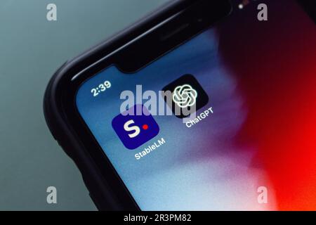 Vancouver, KANADA - Mai 21 2023 : Nahaufnahmen-Symbole StableLM und ChatGPT auf einem iPhone-Bildschirm. Stockfoto