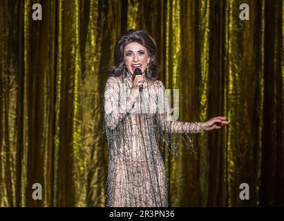 Ruth Bauer-Kvam in All-Singing, All-Dancing Yiddish Revue von Barrie Kosky Stockfoto