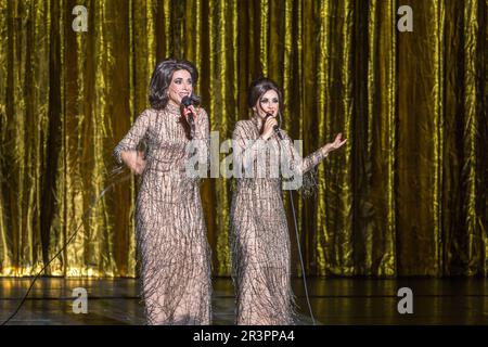 Ruth Bauer-Kvam und Katharine Mehrling in All-Singing, All-Dancing Yiddish Revue von Barrie Kosky Stockfoto