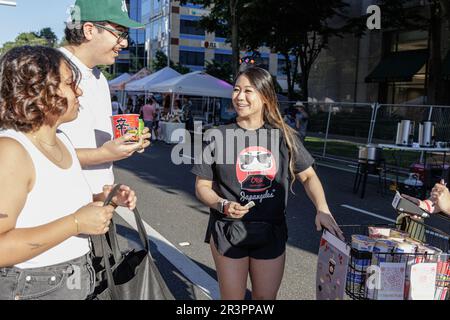 Sacramento, Usa. 19. Mai 2023. Kalifornianer genießen den AAPI Night Market im Sacramento State Capitol im Rahmen der im Mai stattfindenden Feierlichkeiten im asiatisch-amerikanischen Pacific Islander Heritage Month. (Foto: Penny Collins/NurPhoto) Guthaben: NurPhoto SRL/Alamy Live News Stockfoto