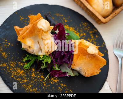 Filo-Teigbeutel gefüllt mit Fleisch und Gemüse Stockfoto