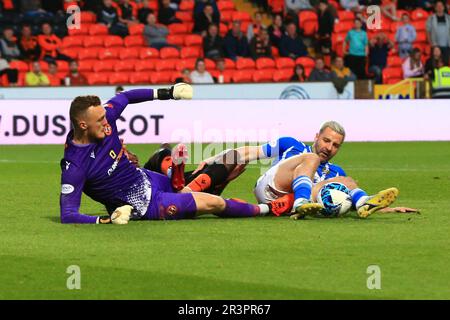 24. Mai 2023; Tannadice Park, Dundee, Schottland: Scottish Premiership Football, Dundee United gegen Kilmarnock; Jack Newman von Dundee United fordert Scott Robinson von Kilmarnock heraus Stockfoto