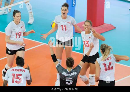 Lanciano, Italien. 23. Mai 2023. Das kanadische Team feiert beim DHL Test Match Tournament in Lanciano den Frauen-Volleyball zwischen Italien und Kanada. Die italienische Nationalmannschaft schlägt Kanada mit einem Ergebnis von 3-1 Punkten (Foto von Elena Vizzoca/SOPA Images/Sipa USA). Guthaben: SIPA USA/Alamy Live News Stockfoto