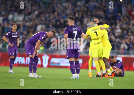 Rom, Italie. 24. Mai 2023. Spieler von Fiorentina reagieren am Ende des italienischen Pokals, Coppa Italia, Endspiel zwischen ACF Fiorentina und FC Internazionale am 24. Mai 2023 im Stadio Olimpico in Rom, Italien - Photo Federico Proietti/DPPI Credit: DPPI Media/Alamy Live News Stockfoto