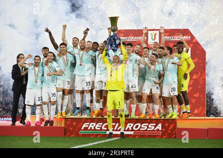 Rom, Italie. 24. Mai 2023. Spieler von Internazionale feiern den Sieg am Ende des italienischen Pokals, Coppa Italia, Endspiel zwischen ACF Fiorentina und FC Internazionale am 24. Mai 2023 im Stadio Olimpico in Rom, Italien - Photo Federico Proietti/DPPI Credit: DPPI Media/Alamy Live News Stockfoto