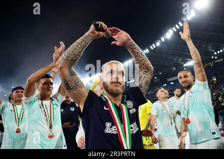 Rom, Italie. 24. Mai 2023. Federico Dimarco von Internazionale feiert den Sieg am Ende des italienischen Pokals, Coppa Italia, Endspiel zwischen ACF Fiorentina und FC Internazionale am 24. Mai 2023 im Stadio Olimpico in Rom, Italien - Photo Federico Proietti/DPPI Credit: DPPI Media/Alamy Live News Stockfoto