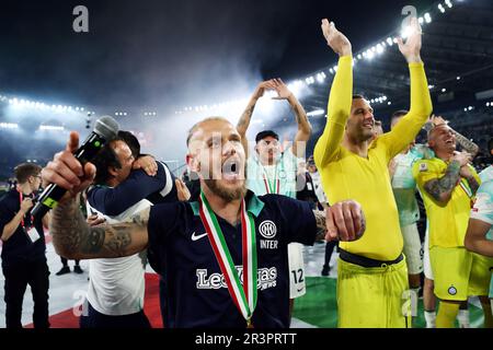 Rom, Italie. 24. Mai 2023. Federico Dimarco von Internazionale feiert den Sieg am Ende des italienischen Pokals, Coppa Italia, Endspiel zwischen ACF Fiorentina und FC Internazionale am 24. Mai 2023 im Stadio Olimpico in Rom, Italien - Photo Federico Proietti/DPPI Credit: DPPI Media/Alamy Live News Stockfoto