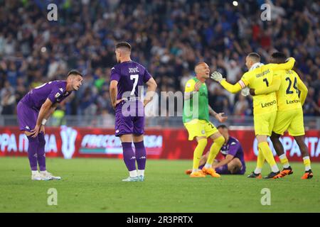 Rom, Italie. 24. Mai 2023. Spieler von Fiorentina reagieren am Ende des italienischen Pokals, Coppa Italia, Endspiel zwischen ACF Fiorentina und FC Internazionale am 24. Mai 2023 im Stadio Olimpico in Rom, Italien - Photo Federico Proietti/DPPI Credit: DPPI Media/Alamy Live News Stockfoto