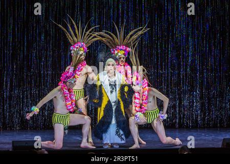 Barbara Spitz in All-Singing, All-Dancing Yiddish Revue von Barrie Kosky Stockfoto