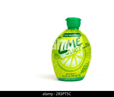 Eine Quetschflasche aus Kunststoff mit Klappdeckel von Concord Foods Lime Juice aus Konzentrat auf weißem Hintergrund, USA. Stockfoto