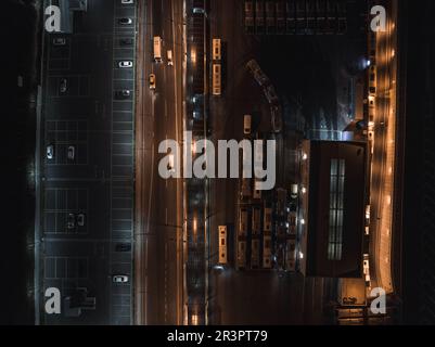 Draufsicht auf den Autoverkehr bei Überquerung mehrerer Spuren auf der Autobahn Stockfoto