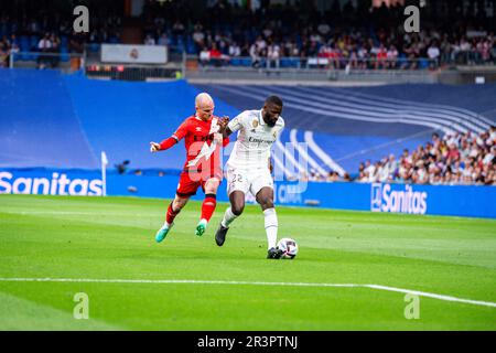 Madrid, Spanien. 24. Mai 2023. Antonio Rudiger (Real Madrid) gegen ISI Palazon (Rayo Vallecano) während des Fußballspiels zwischen&#XA;Real Madrid und Rayo Vallecano&#XA;gültig für den Spieltag 36 der ersten spanischen Liga „La Liga“, die am Mittwoch, den 24. Mai 2023 im Bernabeu-Stadion in Madrid, Spanien, gefeiert wurde. Credit: Live Media Publishing Group/Alamy Live News Stockfoto