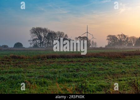 Hinter dem Deich des Badeorts Norddeich im Nordwesten von Ostfriesien Stockfoto