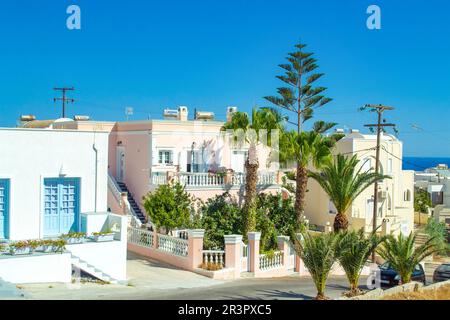 Blick auf die Straße von Episkopi Gonias, Santorini. Ruhiges Dorf in der Nähe des Mount Profitis Ilias. Seine Gassen sind jetzt mit restaurierten weiß getünchten Hütten gesäumt Stockfoto