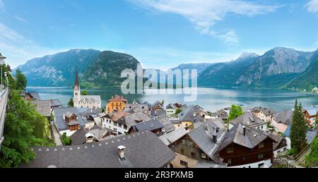 Schönen Sommer Hallstatt Alpenstadt und See Hallstätter See Aussicht (Österreich, Blick vom unterirdischen Tunnel Parken). Stockfoto