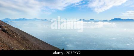 Morgen bewölkt Draufsicht von Neapel Stadt von Vesuv Mount Piste (Italien). Panorama. Stockfoto