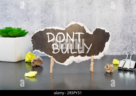 Geh nicht weg. Nachricht, Zitat, fehlendes Konzept. Stockfoto