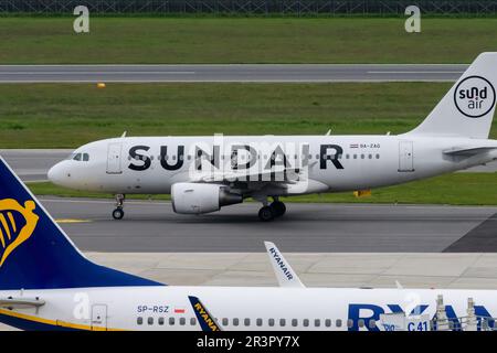 schwechat, österreich, 18. Mai 2023, 9A-ZAG Sundair Airbus A319-100 am internationalen Flughafen wien Stockfoto