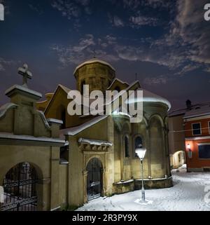 Alte armenische Kirche in Lemberg, Ukraine. Wunderschönes Stadtbild im Winter bei Nacht. Stockfoto