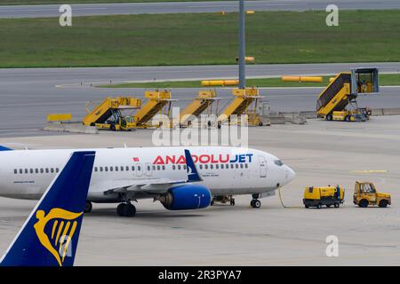 schwechat, österreich, 18. Mai 2023, boeing 737-800, betrieben von anadolujat, türkische Fluggesellschaften am internationalen Flughafen wien Stockfoto