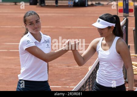 ZANDVOORT, NIEDERLANDE - MAI 24: Jasmijn Gimbrére von Baarn Lead Healthcare, Arianne Hartono von Greenberg Zandvoort in Aktion während des Eredivisie Tennis Match zwischen T.C. Zandvoort und Baarn 1 im Tennispark De Glee am 24. Mai 2023 in Zandvoort, Niederlande (Foto: Kees Kuijt/Orange Pictures) Stockfoto