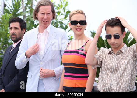 Cannes, Frankreich. 25. Mai 2023. Jason Schwartzman, Wes Anderson, Scarlett Johansson, Jake Ryan nehmen am 24. Mai 2023 im Palais des Festivals in Cannes, Frankreich, an der „Asteroid City“-Fotokonferenz zum 76. Filmfestival in Cannes Teil. DGP/imageSPACE Credit: Imagespace/Alamy Live News Stockfoto