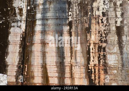 Marmorhintergrund. Hintergrundstruktur aus Naturstein. Glatter Marmorschnitt in einem Steinbruch. Stockfoto