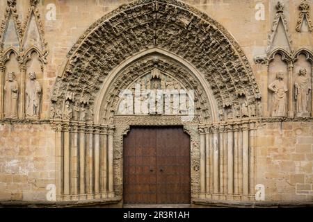 Portada Labrada, Iglesia de Santa Maria, Siglo XIII, Olite, Comunidad foral de Navarra, Spanien. Stockfoto