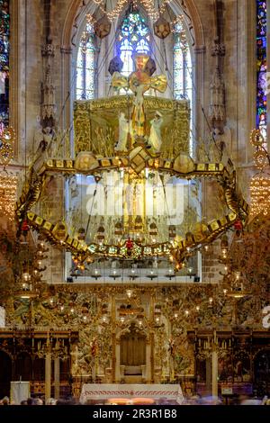 Lampadario-baldaquino, Obra de Antoni Gaudí, Capilla Real, (Presbiterio), Catedral de Mallorca, La Seu, siglo XIII gótico Levantino, Palma, Mallorca, Balearen, Spanien. Stockfoto