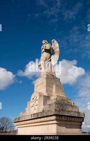 Geflügelter Engel auf Beerdigungsedikel, Friedhof Llucmajor, Mallorca, Balearen, Spanien. Stockfoto