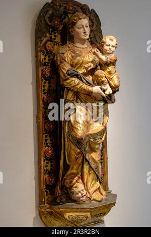 virgen del Rosario, madera tallada y policromada, anonimo, siglo XVI, Museo Diocesano, catedral de la Virgen de las Nieves, catedral de Ibiza, siglo XIII , Ibiza, balearische Inseln, Spanien. Stockfoto