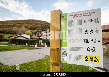 Poster mit Tipps für Wanderer in der COVID-19-Pandemie, Naturpark Fuentes Carrionas und Fuente Cobre - Berg Palentina, Gemeinde San Cebrián de Mudá, Provinz Palencia, Spanien. Stockfoto