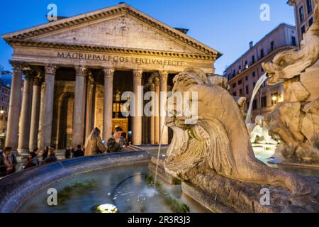 Delphin Brunnen und Pantheon von Agrippa, 126 B.C. Roma, Latium, Italien. Stockfoto