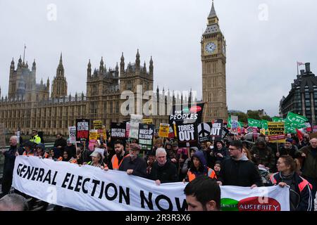 London, Großbritannien. 5. November 2022. Gewerkschaften / Volksversammlung marschieren durch London gegen die konservative Regierung Stockfoto