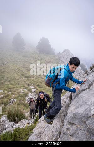 Aufstieg auf den Sporn von Xaragal De Sa Camamilla, Mallorca, Balearen, Spanien. Stockfoto