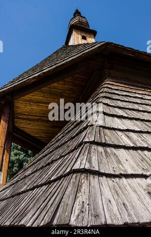 Friedhof und Kapelle des Heiligen Sebastian, Maniowy, Woiwodschaft Kleinpolen, Karpaten, Polen. Stockfoto