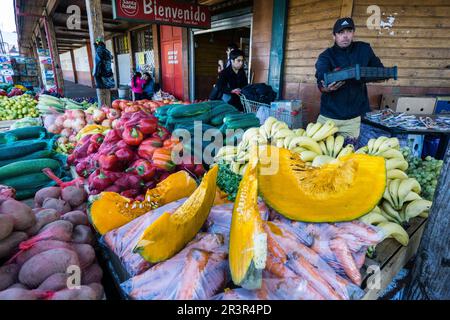 puesto de Fruta, mercadillo artesanal de Angelmó, Puerto Montt , Provincia de Llanquihue, región de Los Lagos.Patagonia, República de Chile, América del Sur. Stockfoto