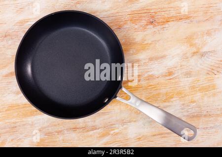 Kleine schwarz emaillierte Bratpfanne mit langem Griff Stockfoto