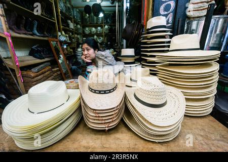 Sombrerería, Mercado municipal, Santa María Nebaj, Departamento de El Quiché, Guatemala, Mittelamerika. Stockfoto