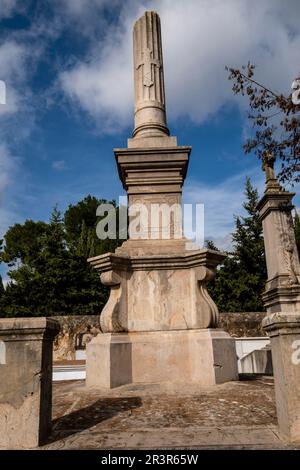 Gebrochene Säule, Symbol der unterbrochenen Existenz, Friedhof Alaró, Mallorca, Balearen, Spanien. Stockfoto